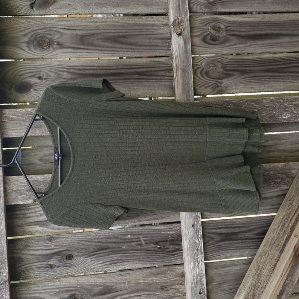 Tunic Style Olive Green Super Soft Short Sleeve Top With Ruffle Hem Women's Med